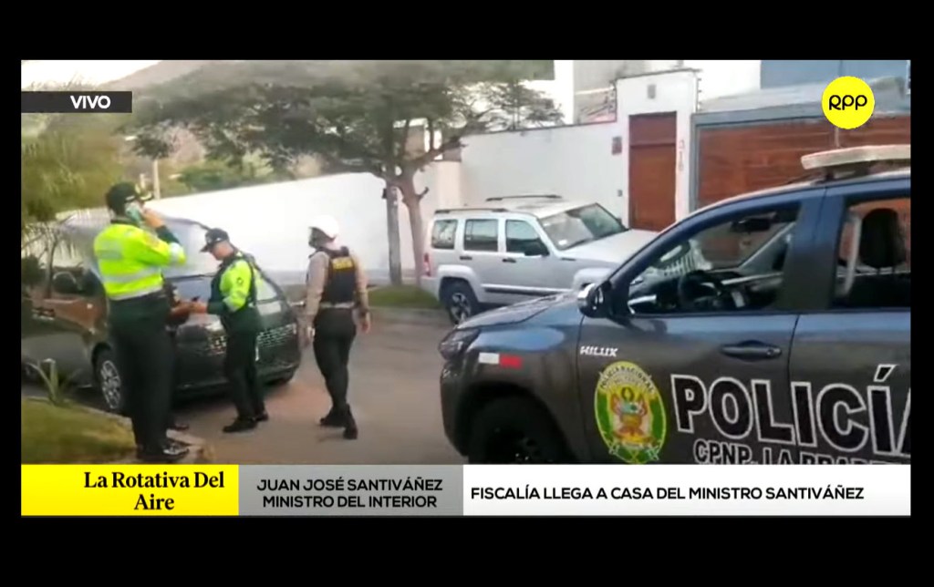 Police gather outside the home of Peru’s interior minister on March 3, the same day President Dina Boluarte accused a local TV program of ‘false news.’ (Screenshot: RPP Noticias)