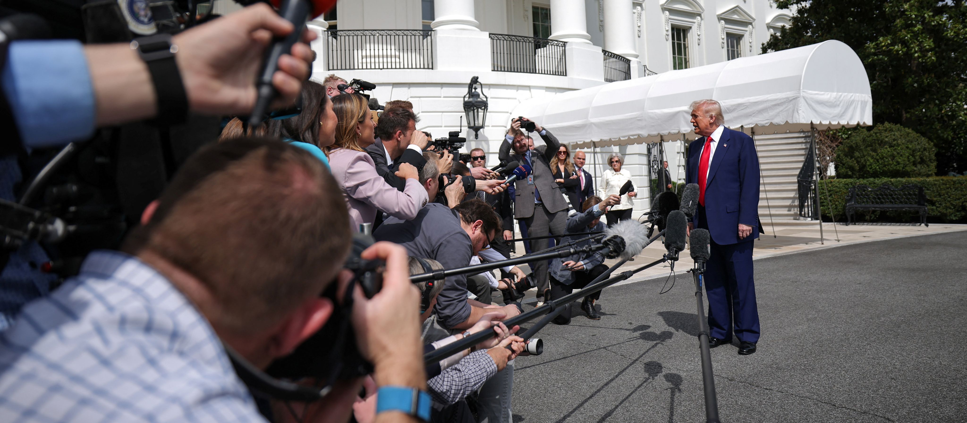 Trump bannar fjölmiðlum aðgang að Hvíta húsinu
