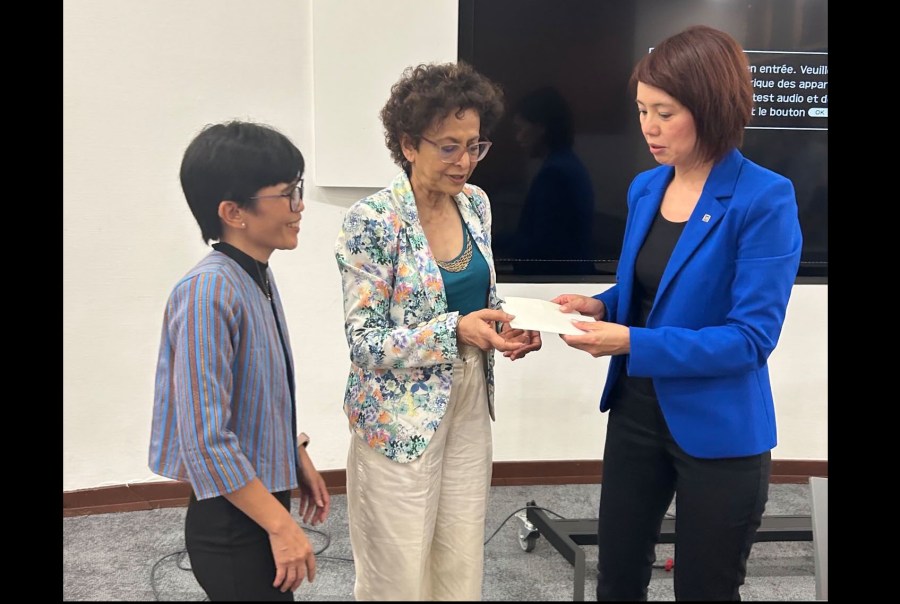 CPJ's Lih Yi Beh hands a letter written by Frenchie Mae Cumpio, which she carried from the journalist's prison in the Philippines, to U.N. special envoy Irene Khan in Geneva on June 24, 2025.