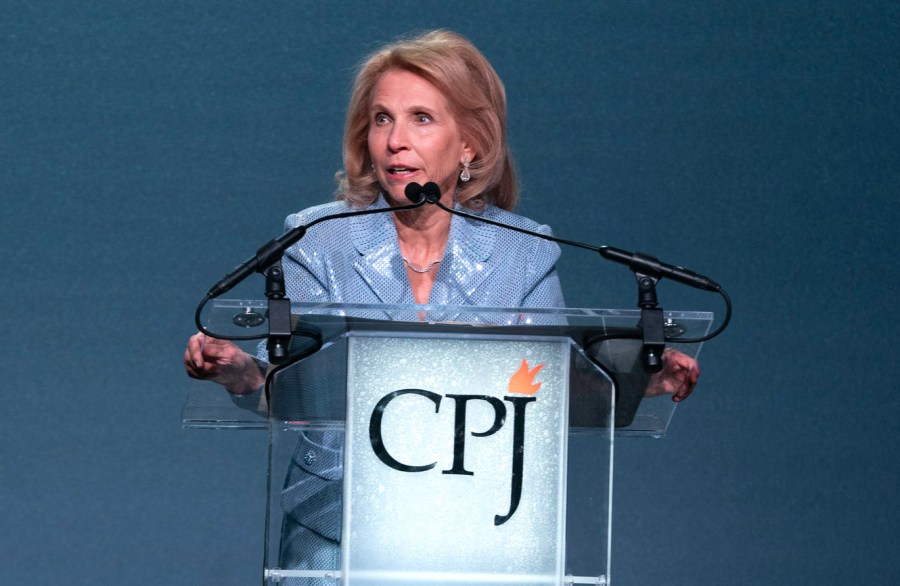Paramount Global chair Shari Redstone speaks at CPJ's International Press Freedom Awards ceremony in 2022. (Photo: Barbara Nitke/CPJ)