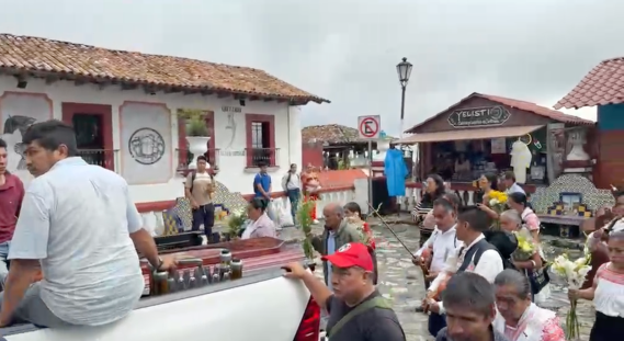Mourners gather to pay their respects to journalist Salomón Ordóñez Miranda. (Screenshot: Shalom Cuetzalan Produccions)