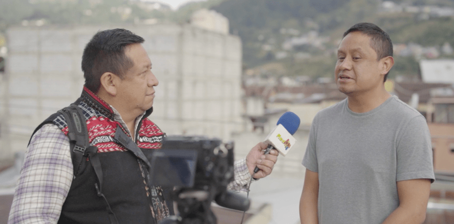 Leopoldo Batz (left), a journalist from Totonicapán, interviewing a citizen. Screen grab: Eddy Zeta