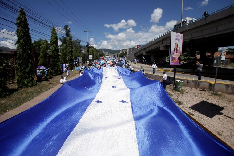 Catholic and Evangelical religious people hold a long Honduras flag as they take part in a march called "Prayer Walk for Peace and Democracy" ahead of the November 2025 general elections, in Tegucigalpa, Honduras, August 16, 2025. REUTERS/Fredy Rodriguez