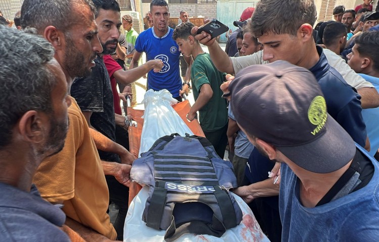 Mourners carry the body of Palestinian camera operator Hussam Al-Masri, who was a contractor for Reuters, after he was killed along with other journalists and people in Israeli strikes on Nasser hospital, in Khan Yunis in the southern Gaza Strip, August 25, 2025. (Photo: Reuters/Stringer)