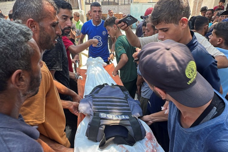 Mourners carry the body of Palestinian camera operator Hussam Al-Masri, who was a contractor for Reuters, after he was killed along with other journalists and people in Israeli strikes on Nasser hospital, in Khan Yunis in the southern Gaza Strip, August 25, 2025. (Photo: Reuters/Stringer)