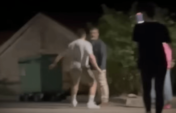 Assailants pepper-sprayed and beat Spanish journalist Román Cuesta outside his home in Salamanca, Spain on August 27, 2025. They filmed the attack and later shared it on social media. (Screenshot: Canal Red/YouTube)