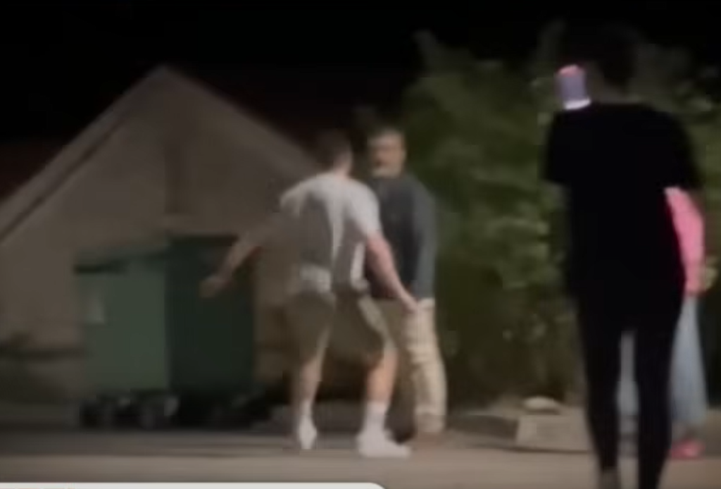 Assailants pepper-sprayed and beat Spanish journalist Román Cuesta outside his home in Salamanca, Spain on August 27, 2025. They filmed the attack and later shared it on social media. (Screenshot: Canal Red/YouTube)