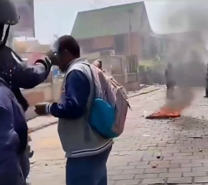L'Express photojournalist Alan Rakotondraibe is hit on the head