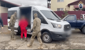 Russian journalist Svetlana Khustik, seen here being detained, faces up to 10 years on charges of spreading “fake” information about Russia’s full-scale invasion of Ukraine.