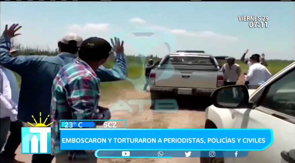 Men identified as leaders of a pro-government rural movement known as the “interculturals” ambushed ATB cameraman Percy Suárez along with six other journalists as they arrived to Las Londras ranch in Bolivia’s Guarayos province. (Screenshot: Página Siete/ YouTube)