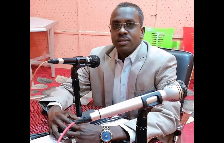Journalist Alnor Suleiman Alnor died from injuries sustained in an October 3 drone strike on his home in the besieged city of El-Fasher, the capital of the North Darfur State.