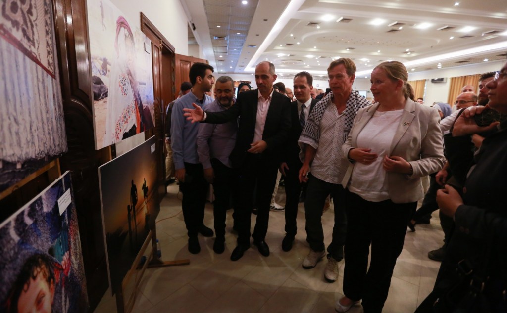 Bilal Jadallah, accompanied by a delegation from the European Union, tour a photo exhibition organized by Press House.