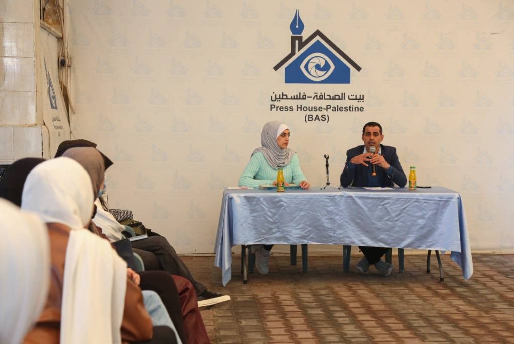 Hekmat Yousef, the new director of Press House, gives a lecture on the media to students and graduates in the Gaza Strip.
