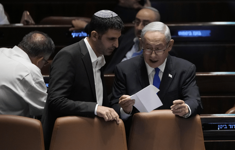 Israel's Communications Minister Shlomo Karhi confers with Prime Minister Benjamin Netanyahu.