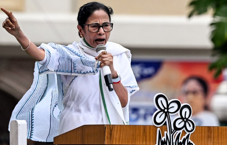 Photo: Mamata Banerjee, chief minister of India's West Bengal state and All India Trinamool Congress (TMC) party chairperson addresses supporters during a public gathering in Kolkata on July 21, 2025. (Phot: AFP/Dibyangshu Sarkar)
