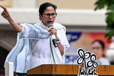 Photo: Mamata Banerjee, chief minister of India's West Bengal state and All India Trinamool Congress (TMC) party chairperson addresses supporters during a public gathering in Kolkata on July 21, 2025. (Phot: AFP/Dibyangshu Sarkar)