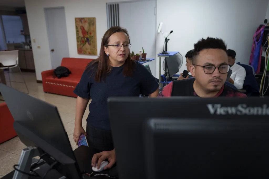 Los periodistas nicaragüenses exiliados Lucía Pineda, a la izquierda, y Gerald Chávez trabajan desde un estudio-apartamento utilizado por nicaragüenses que informan sobre su país de origen desde San José, Costa Rica, el lunes 29 de agosto de 2022. Pineda es directora de 100% Noticias, un canal de televisión que fue cerrado por el gobierno de Nicaragua pero que continúa reportando en internet. (Foto: AP Photo/Moises Castillo)