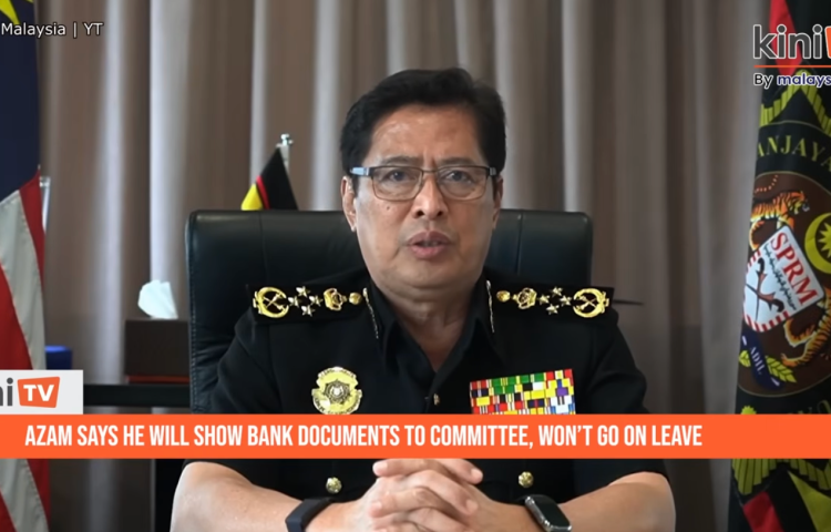 Malaysian anti-corruption chief Azam Baki appears at a news conference about a government investigation into his alleged breach of shareholding laws.