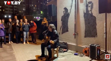 Musician and radio host Aleh Khamenka performs on a Minsk street in 2020 amid nationwide protests demanding the resignation of the Belarusian president. A court has sentenced him to three years in jail on "extremism" charges over his work with Belarusian Radio Racyja.