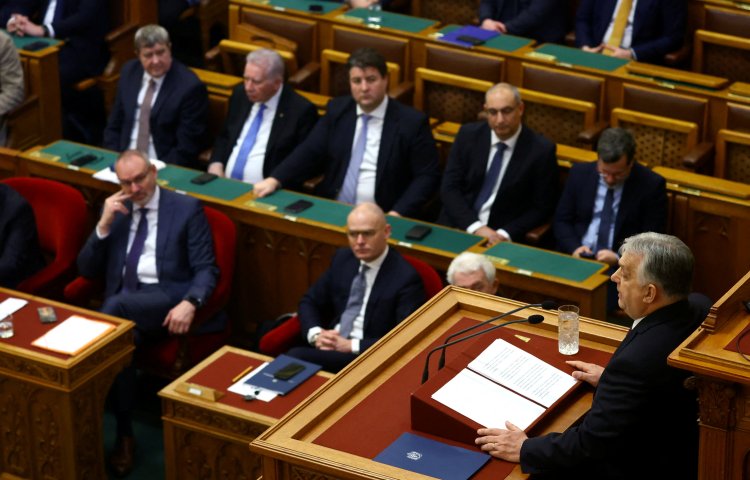 Hungarian Prime Minister Viktor Orban speaks to parliament in Budapest. Ahead of upcoming parliamentary elections, CPJ recommends ways to stem a declining media landscape.