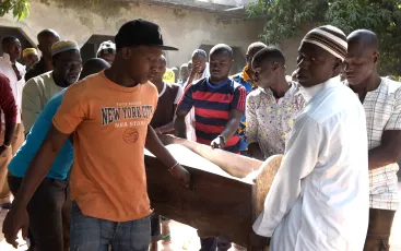 Men carry a coffin to cemetery on January 7, 2018 in the regional capital Ziguinchor, southern Senegal following an attack by armed men in the Bayotte forest. A ministerial fact-finding mission was headed to Casamance in southern Senegal on January 7, after 13 youths were killed in the first upsurge in violence in the isolated region in years. The youths were collecting wood in the Bayotte forest, 20 kilometres (12 miles) from the regional capital Ziguinchor, "when they were attacked by an armed band of 15 people", army spokesman Abdou Ndiaye told AFP. A source in Ziguinchor said that 13 were killed and two were able to escape, with Ndiaye adding that seven others were injured in the attack. (Photo by SEYLLOU / AFP)