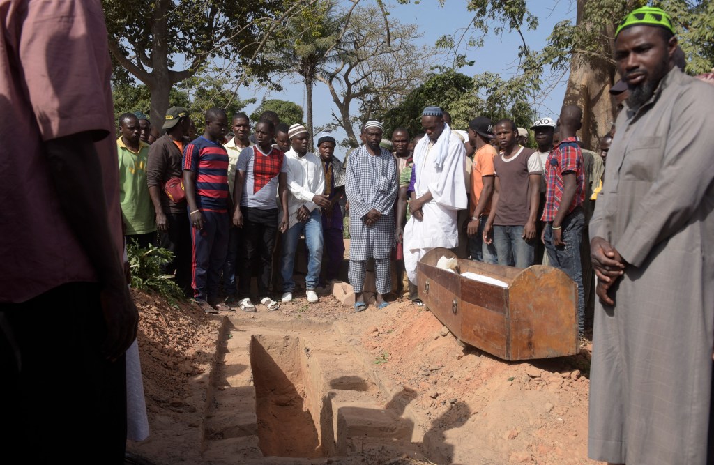 Des hommes prient à côté d’un cercueil à Ziguinchor le 7 janvier 2018, à la suite de l’attaque forestière que Bassène est accusé d’avoir orchestrée.