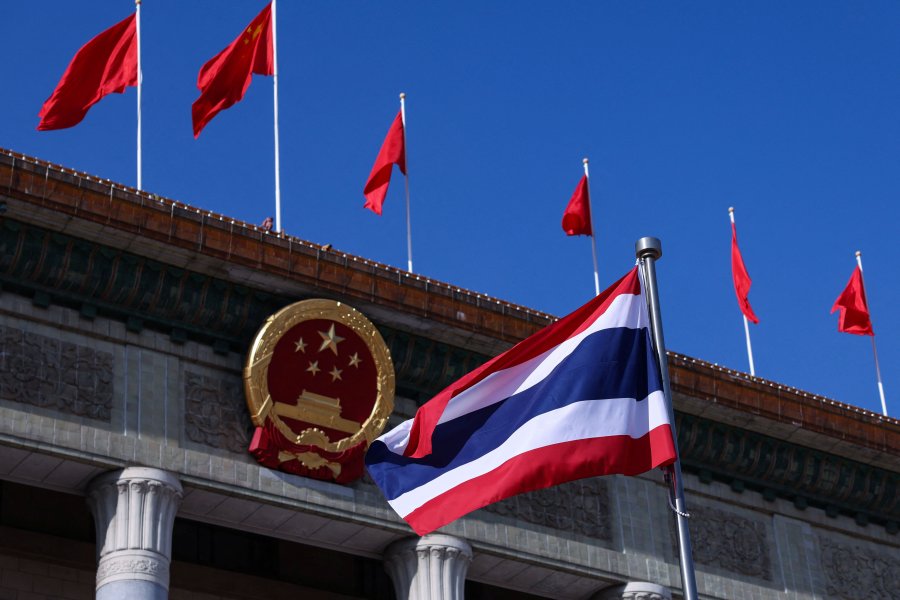 The national flag of Thailand flutters at the Great Hall of the People in Beijing on November 14, 2025. CPJ and other civil society groups have called on the Thai government not to deport Chinese journalist Bai Zhaodong from Thailand to China. (Photo: Reuters/Tingshu Wang)