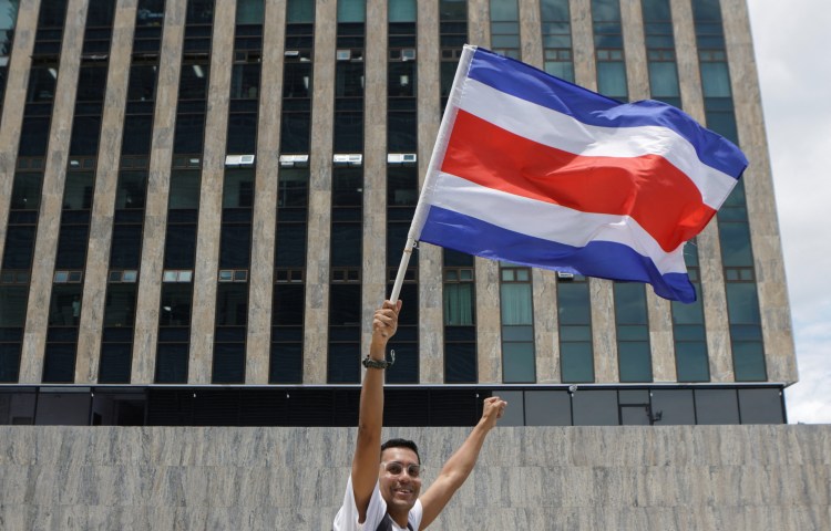 Bill file number 24.461, scheduled for a second review on Thursday, would impose a progressive fee of up to 7.73% of a station’s annual gross revenue for broadcast spectrum usage. (Photo: Reuters/Mayela Lopez)