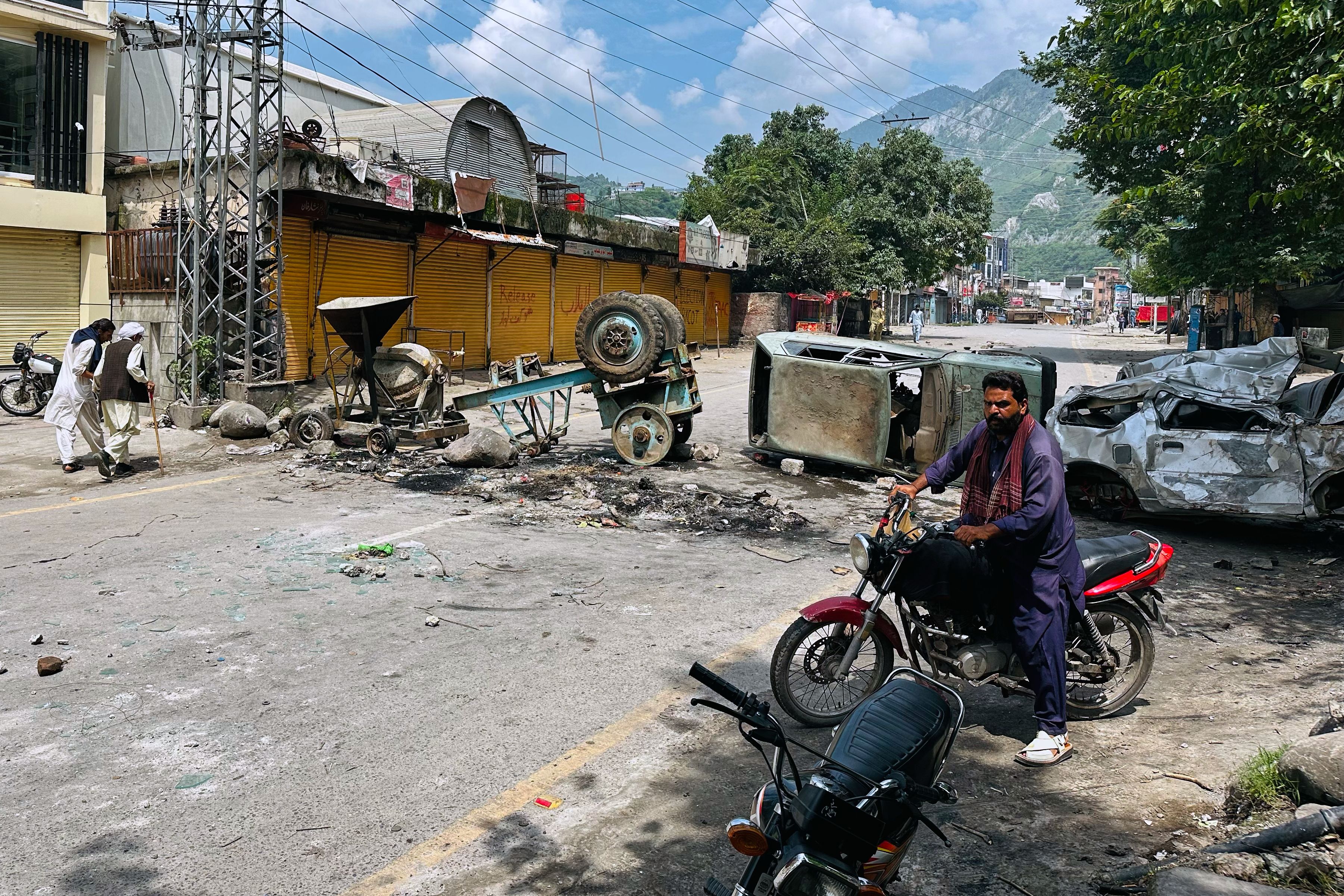 Pakistani journalists Razi Tahir and Muhammad Saif detained amid crackdown on Kashmir reporting