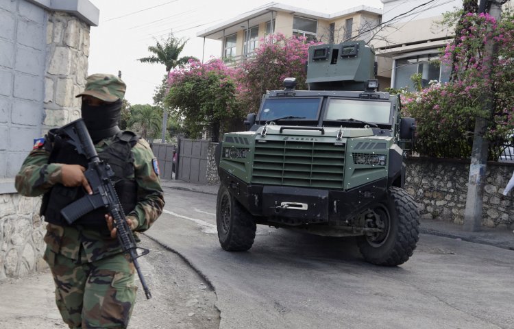 Haitian security forces guard the Prime Minister's office and the headquarters of the Transitional Presidential Council (CPT), as the mandate of the transitional governing council, formed to curb gang violence and pave the way for long-delayed election, is set to end on February 7 with no succession plan in place, in Port-au-Prince, Haiti, February 6, 2026. REUTERS/Egeder Pq Fildor