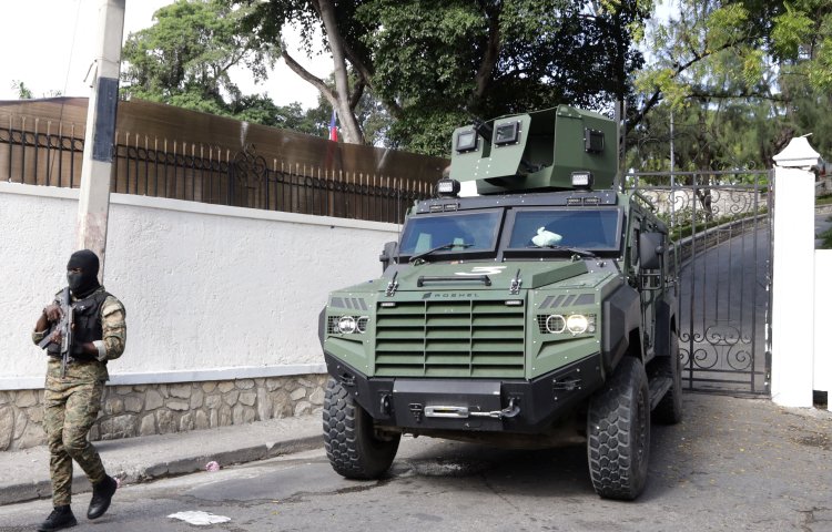 Haitian security forces guard the Prime Minister's office and the headquarters of the Transitional Presidential Council (CPT), as the mandate of the transitional governing council, formed to curb gang violence and pave the way for long-delayed election, is set to end on February 7 with no succession plan in place, in Port-au-Prince, Haiti, February 6, 2026. REUTERS/Egeder Pq Fildor