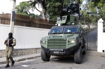 Haitian security forces guard the Prime Minister's office and the headquarters of the Transitional Presidential Council (CPT), as the mandate of the transitional governing council, formed to curb gang violence and pave the way for long-delayed election, is set to end on February 7 with no succession plan in place, in Port-au-Prince, Haiti, February 6, 2026. REUTERS/Egeder Pq Fildor