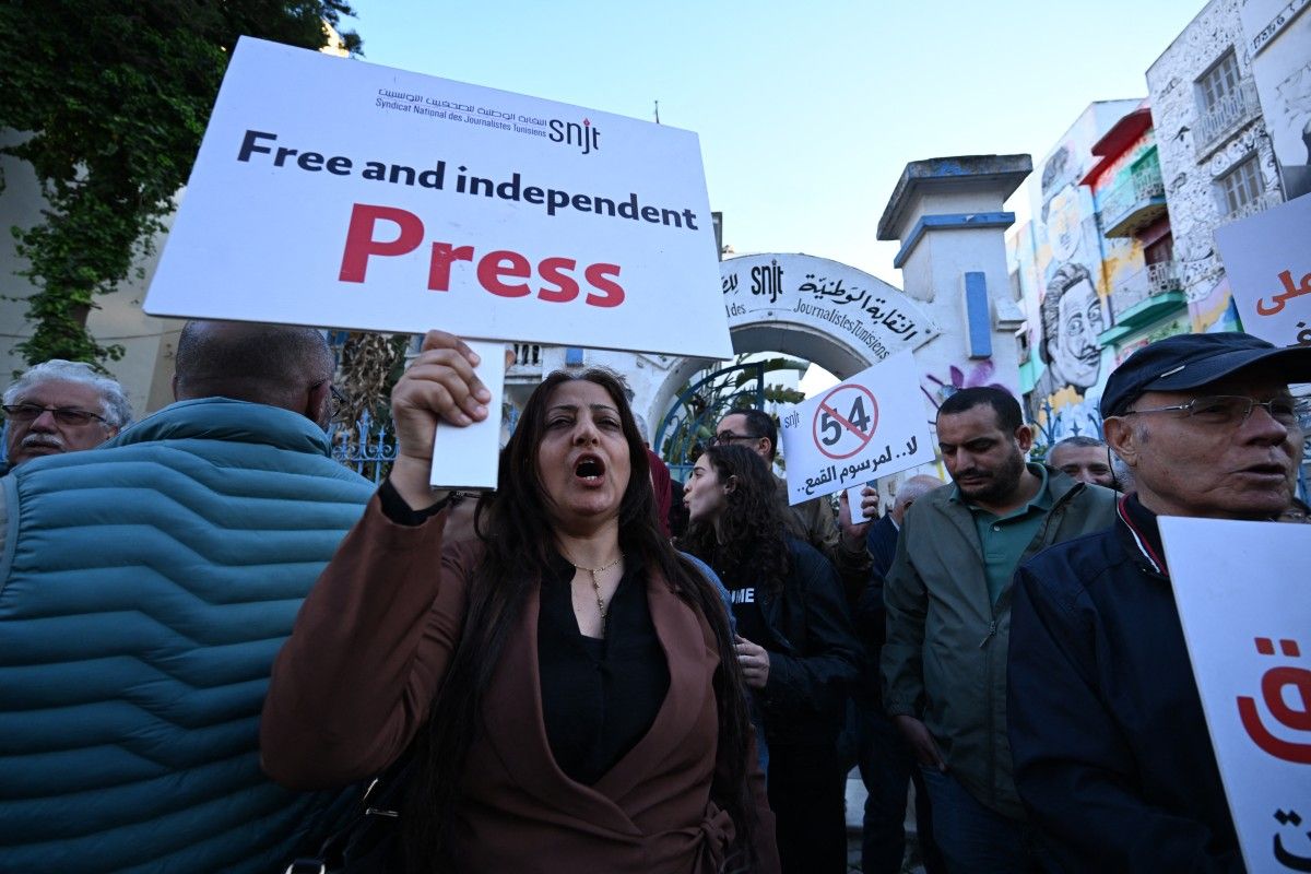3 Tunisian journalists briefly detained as media crackdown intensifies